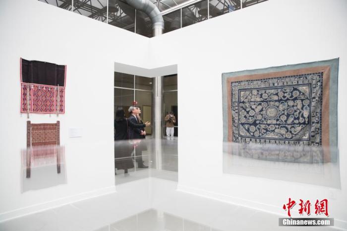 当地时间10月26日，“中国贵州染织艺术”展在位于美国新泽西州的威廉帕特森大学举行，在该校举办的“穿越时空：丝绸之路与丝绸之城”国际研讨会与会者参观展览。图为威廉帕特森大学艺术馆主任、策展人凯西·马汀(Casey Mathern)为中国驻纽约总领事黄屏介绍展览。 <a target='_blank' href='/'>中新社</a>记者 廖攀 摄
