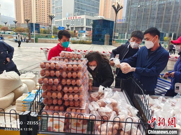 图为青海省市场监管局“暗访”西宁市某露天超市。　青海省市场监督管理局供图