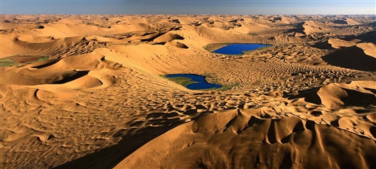 巴丹吉林沙漠必鲁特高大沙山和湖泊
