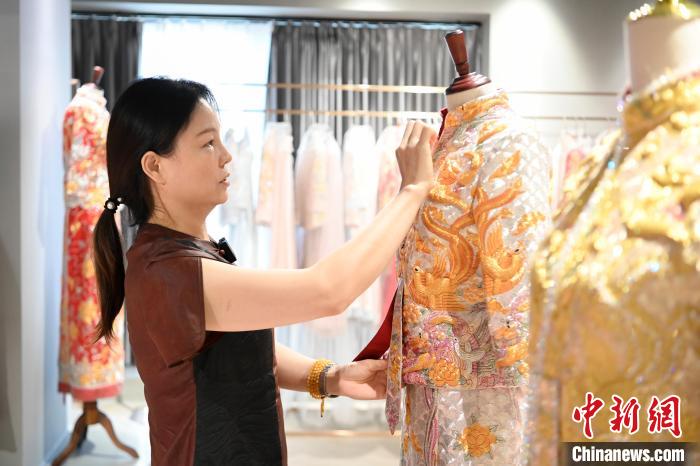 香港绣娘内地编织嫁衣梦：金丝银线盘喜气龙凤褂裙绣情长