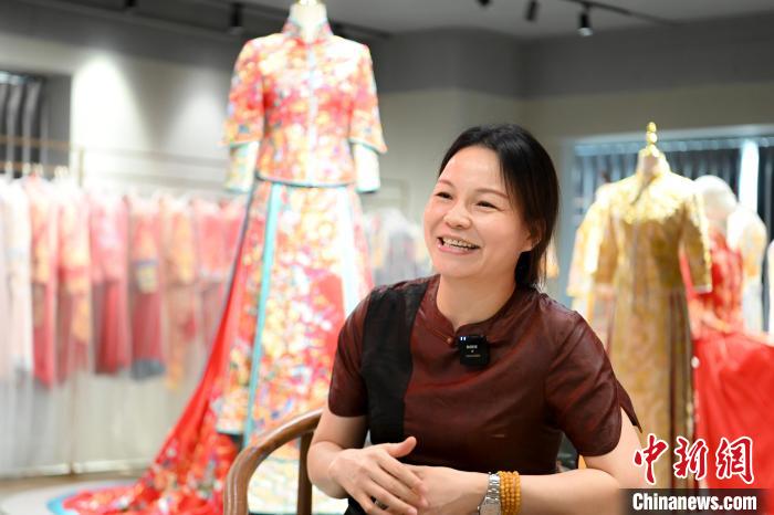 香港绣娘黄美招接受<a target='_blank' href='/' >中新网</a>记者专访。　陈骥旻 摄