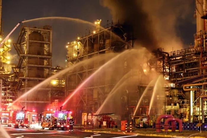 “中油”大林厂第三重油脱硫工场27日晚间发生火警。图片来源：台湾《联合报》记者刘学圣摄。