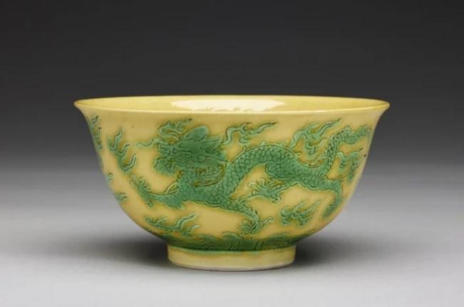 图为绿彩龙纹碗。图片来源：台北故宫博物院官网。