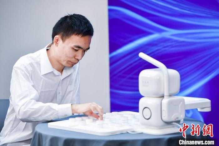 中国象棋大师曹岩磊与象棋机器人对弈 赛事组委会 供图