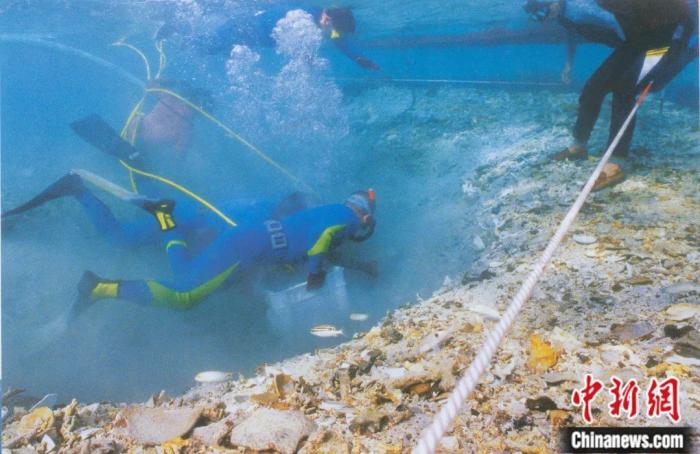 水下考古队员发掘“华光礁I号”沉船遗址。海南省博物馆供图