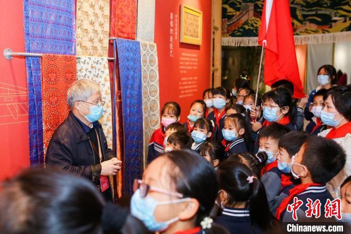 观众参观蜀锦织造技艺 国家非物质文化遗产展览展示研究中心供图