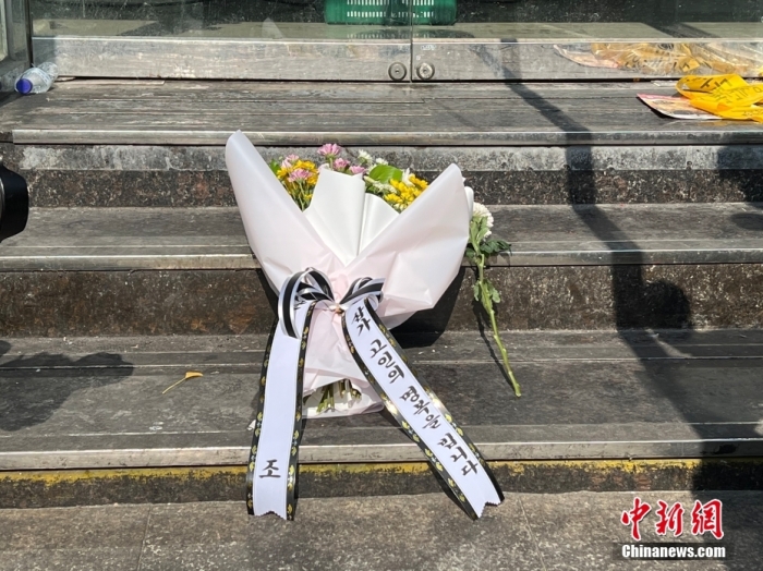 图为当地时间10月30日，事发巷子口有民众献花哀悼。 <a target='_blank' href='/'>中新社</a>记者 刘旭 摄