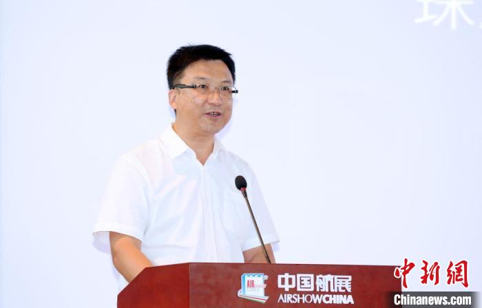 珠海航展有限公司董事长、总经理孙洁峰在介绍。　陆绍龙 摄