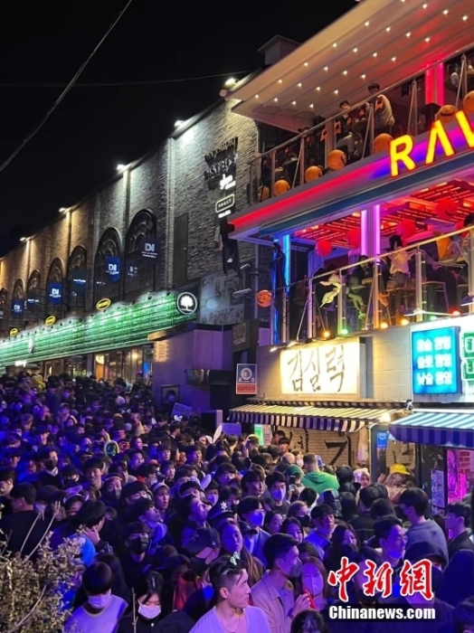 当地时间10月29日晚，韩国首尔龙山区梨泰院发生踩踏事故。图为29日晚间，梨泰院附近聚集的人群。 <a target='_blank' href='/'>中新社</a>发 舒思 摄　