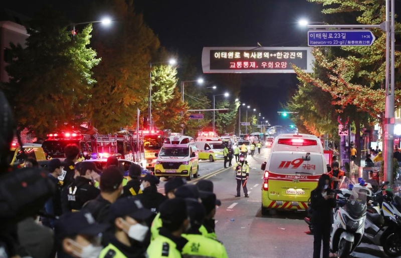 10月30日凌晨，在韩国首尔市龙山区梨泰院洞一带，救护人员在现场工作。（图源：新华社）