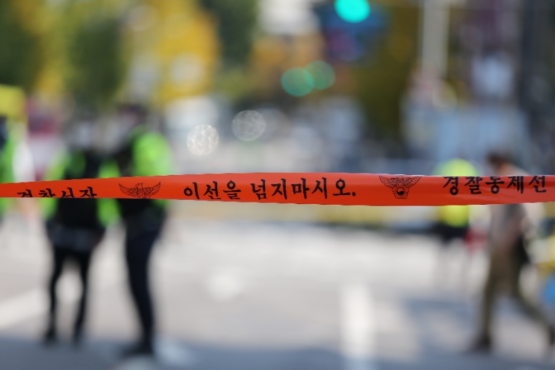 这是10月30日在韩国首尔踩踏事故现场拍摄的警戒线。（图源：新华社）