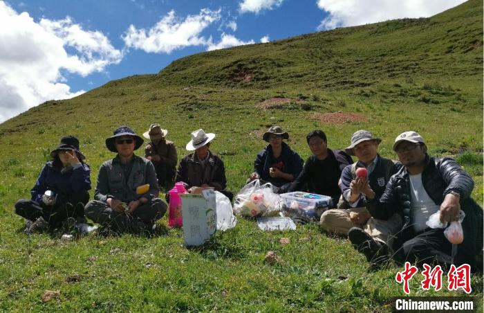 科研团队在热鲁盆地工作合影。　中科院青藏高原所 供图