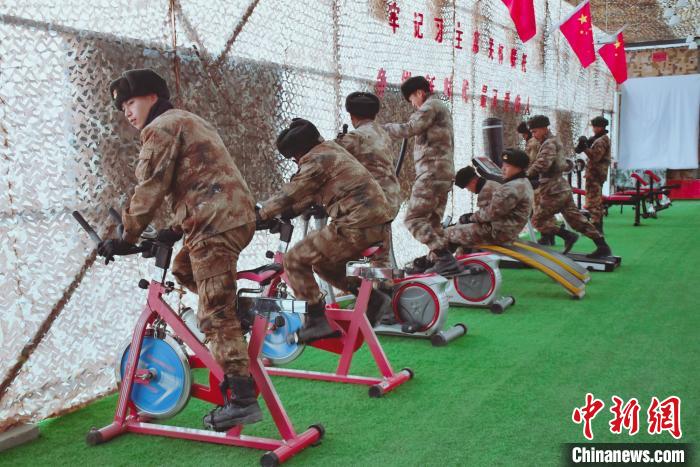 图为阿里军分区某边防团官兵在阳光房里锻炼。　刘晓东 摄