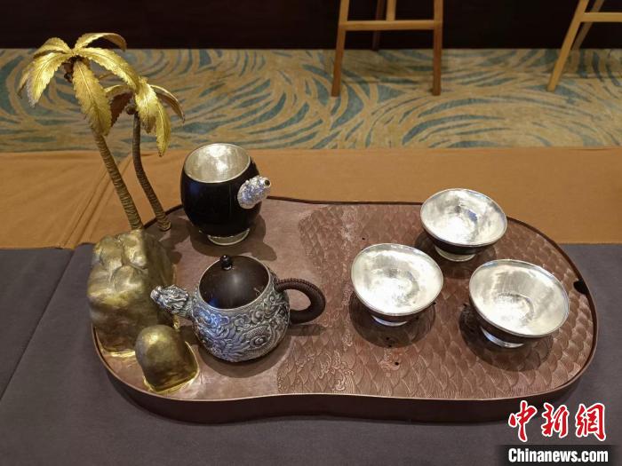 “母山咖啡”杯2022海南省第七届旅游商品大赛1日在海口举行，图为采用椰雕和镶银工艺制作的工艺品。　张月和 摄