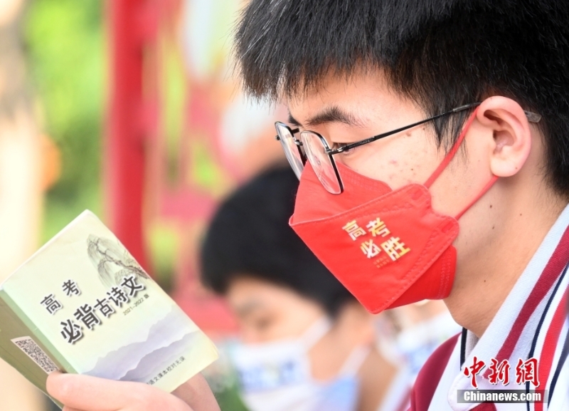 资料图：戴着“高考必胜”口罩的考生正在温习古诗文。<a target='_blank' href='/'>中新社</a>记者 翟羽佳 摄