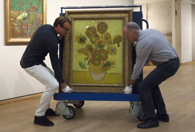 荷兰后印象派画家梵高的代表作之一《向日葵》。（图源：美联社）