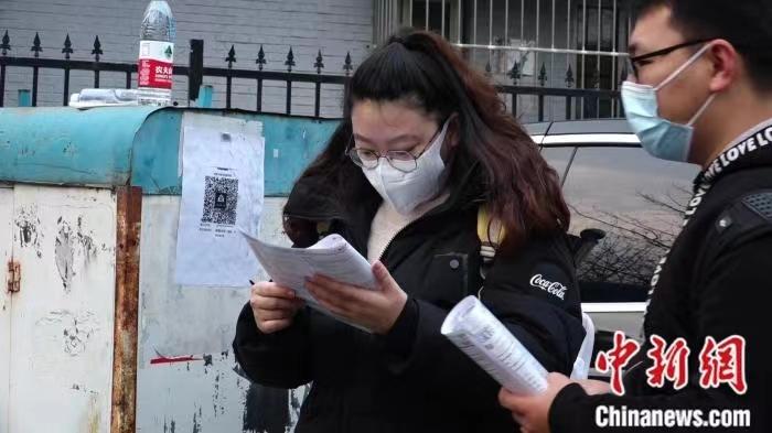 资料图：北京一考点外，考生正在复习。 程宇 摄