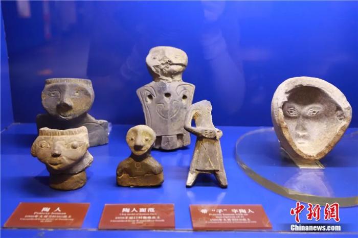 殷墟博物馆展出的商代陶人等展品。韩章云 摄