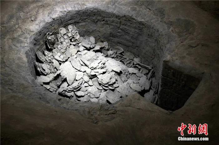 殷墟甲骨文骨片堆坑。来源：视觉中国

