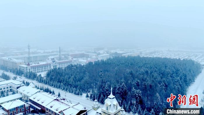 “神州北极”漠河市迎来今年入冬以来首场暴雪。　邵天李 摄