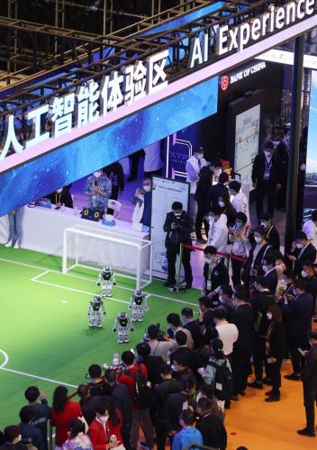 △11月5日，参观者在第五届进博会人工智能专区观看机器人表演。