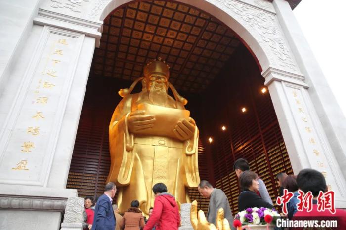 苏州包山禅寺内的天下第一文财神范蠡。文财神是中国儒商鼻祖范蠡，集道德、儒雅、财智于一身，世人皆誉其“忠以为国；智以保身；商以致富；成名天下。”李俊锋 摄
