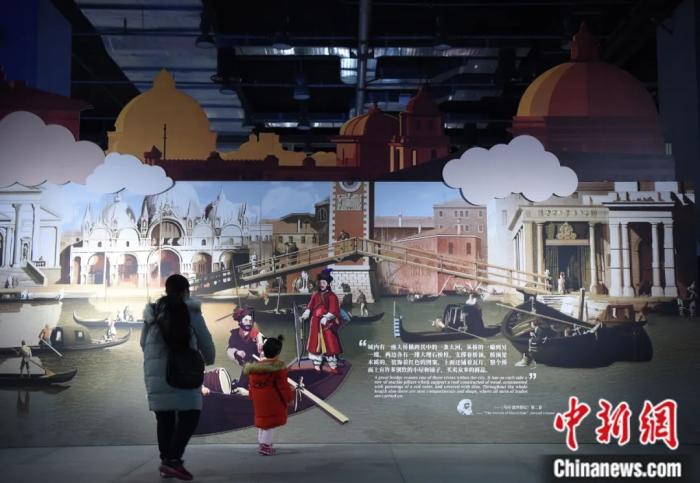 参观者在位于北京的中国科技馆内参观“做一天马可·波罗：发现丝绸之路的智慧”展览，感受沿陆上丝绸之路和海上丝绸之路传播的古代科技与物质文化。侯宇 摄
