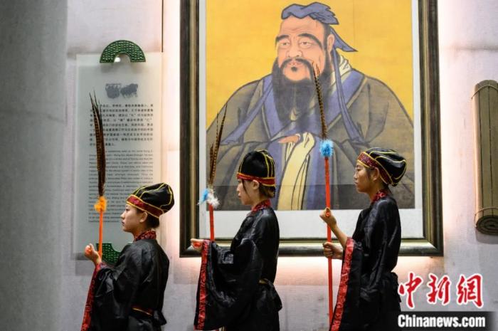 山西省各界人士、孔子后裔以及儒学研究者在太原文庙大成殿前纪念孔子诞辰2573周年。韦亮 摄
