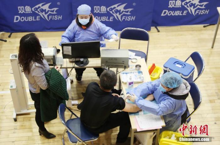 资料图：宁夏银川，市民在金凤区一接种点接种新冠疫苗第三针加强针。<a target='_blank' href='/'>中新社</a>记者 于晶 摄