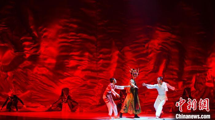 图为第五届中国杂技艺术节上演的《化·蝶》剧目。　僧少琴 摄