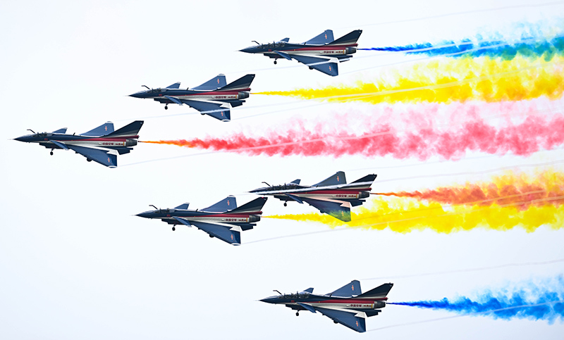11月8日，第十四届中国国际航空航天博览会在广东珠海开幕，中国空军八一飞行表演队进行飞行表演。（图源：新华社）