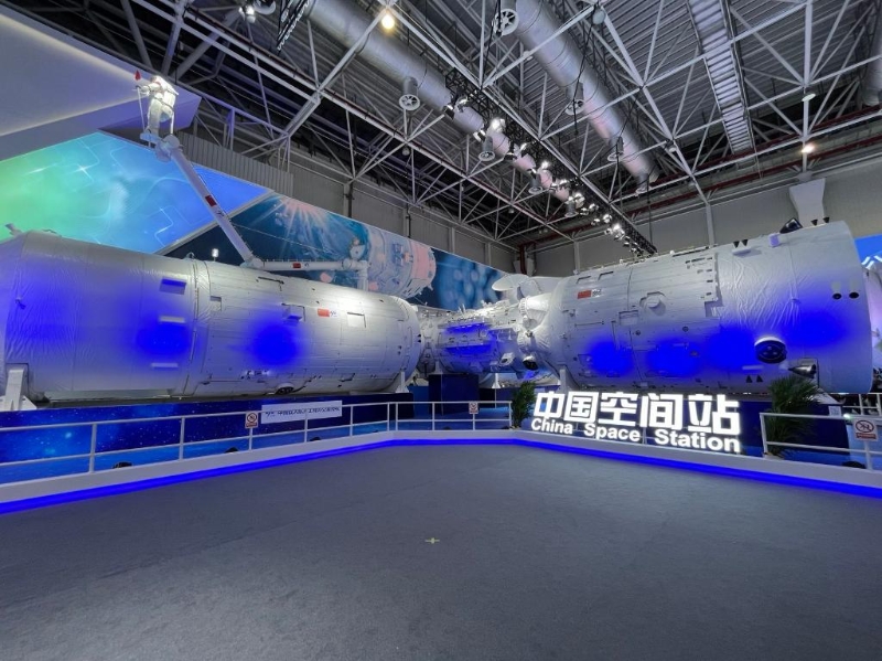 中国空间站组合体展示舱8日在第十四届中国国际航空航天博览会上亮相。（图源：新华社）