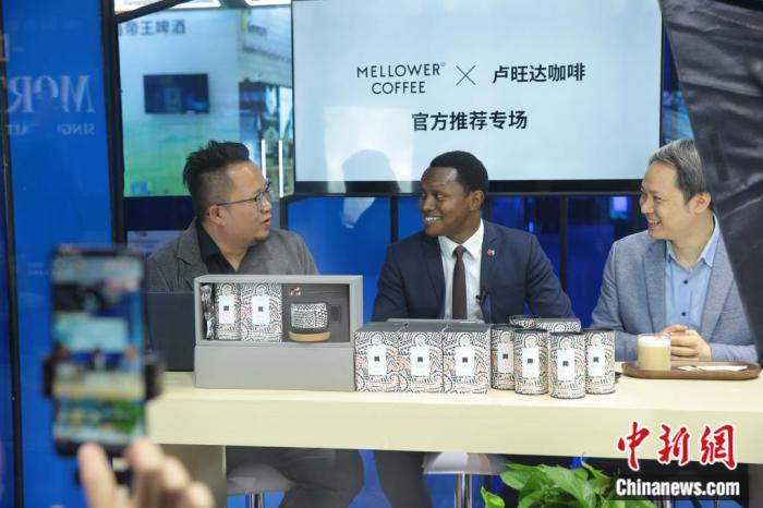 卢旺达驻华大使馆商务参赞在麦隆咖啡直播间。受访人供图