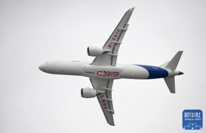 国产大飞机C919在第十四届中国航展上进行飞行展示(11月8日摄)。新华社记者 卢汉欣 摄