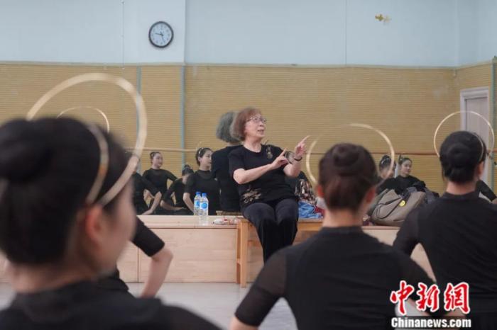 2022年9月，高金荣(中)为兰州文理学院学生进行敦煌舞教学，示范指导动作。九美旦增 摄
