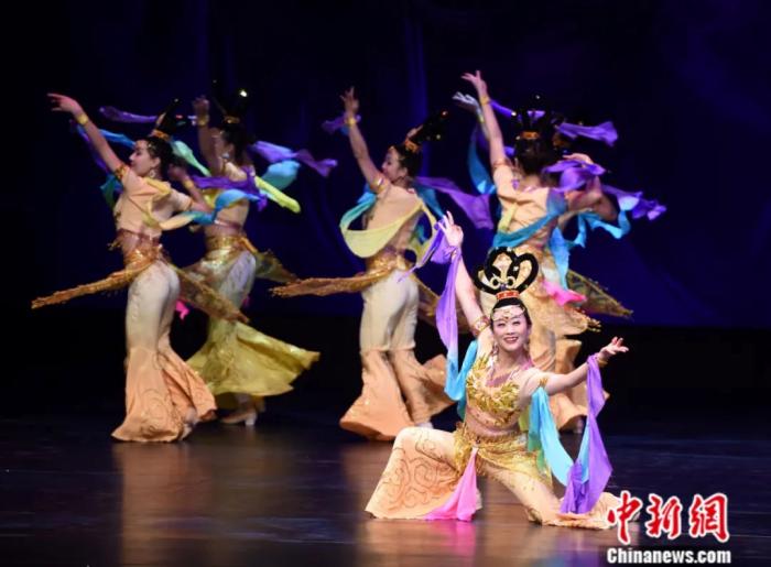 “2017感知中国——中国西部文化美国西部行”系列活动在美国洛杉矶精彩登场。图为敦煌舞蹈。张朔 摄

