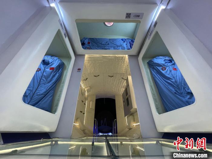 问天实验舱展示舱的睡眠区 陈骥旻 摄