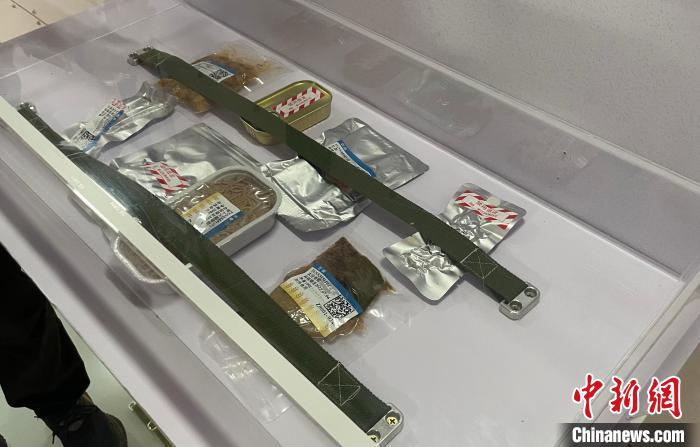 展示舱内的就餐区摆放有太空食品的样本 蔡敏婕 摄