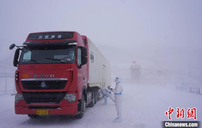 新疆帕米尔高原降暴雪边检站民警顶风冒雪保通关