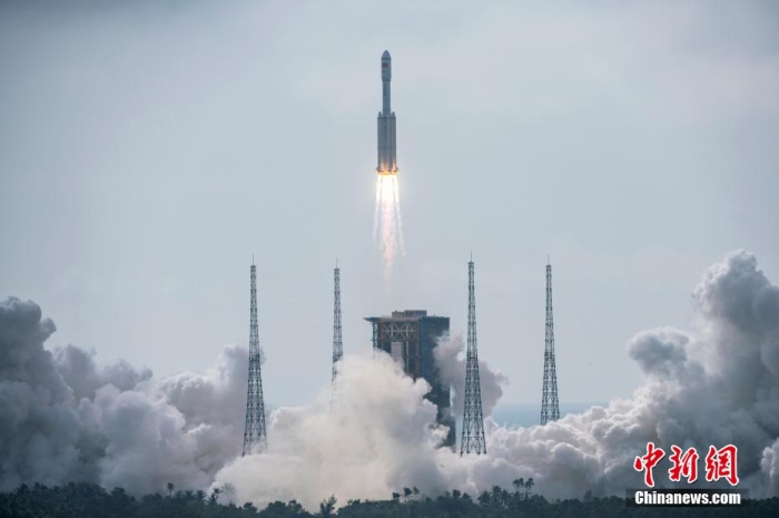 图为搭载天舟五号货运飞船的长征七号遥六运载火箭熄灭升空。 骆云飞 摄