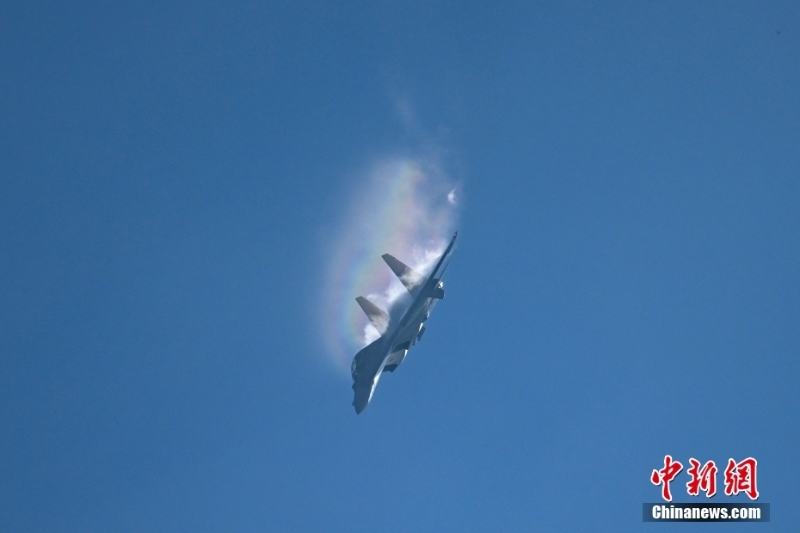 第十四届中国航展：多型战机劲舞长空为中国空军庆生