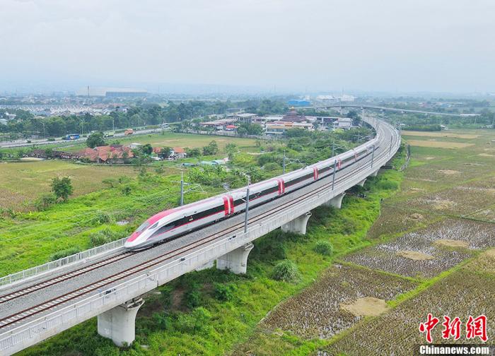 资料图：当地时间2022年11月9日，随着一列中国制造的高速动车组缓缓驶出万隆德卡鲁尔站，印尼雅万高铁试验段接触网热滑试验全面展开。这也是该动车组首次在雅万高铁线路上亮相。 <a target='_blank' href='/'>中新社</a>发 李培养 摄