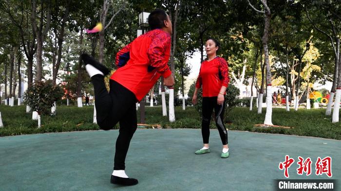 图为白贺成(左一)和毽友在公园踢毽。　臧振清 摄