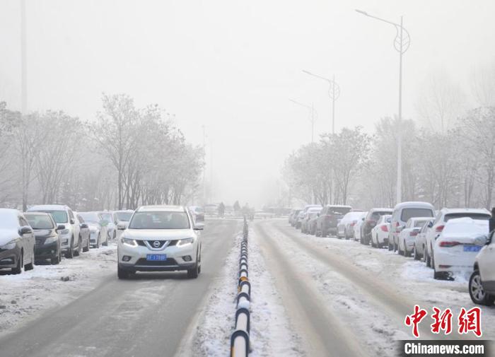 车辆在雾中缓慢行驶。　高龙安 摄