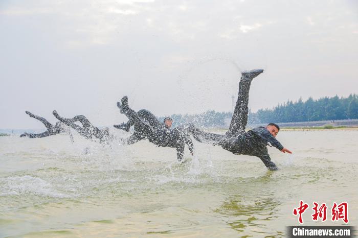 广西武警特战队员乘风破浪海训场上砺精兵