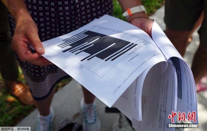 当地时间2022年8月26日，美国司法部公布FBI申请搜查海湖庄园向法院提交的证词文件。安全起见，文件多页被涂黑。