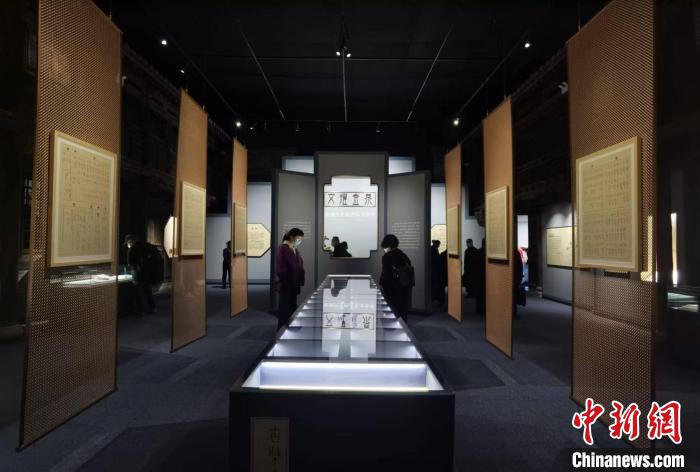 民众参观“文耀金泉——张颔先生的古币文世界”展览。　胡健 摄