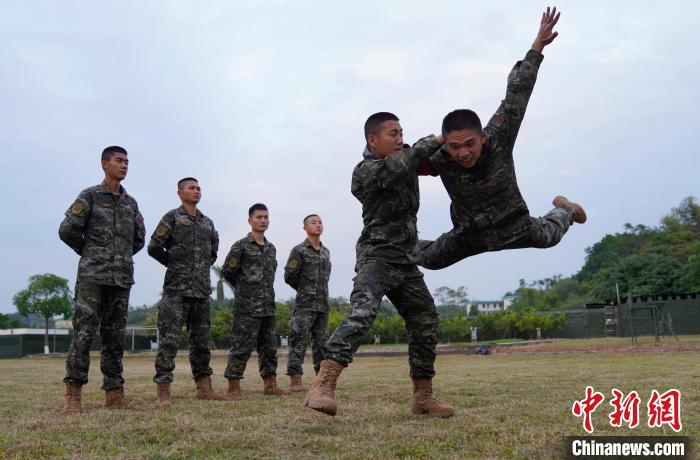 武警官兵摔擒训练. 罗斯格 摄