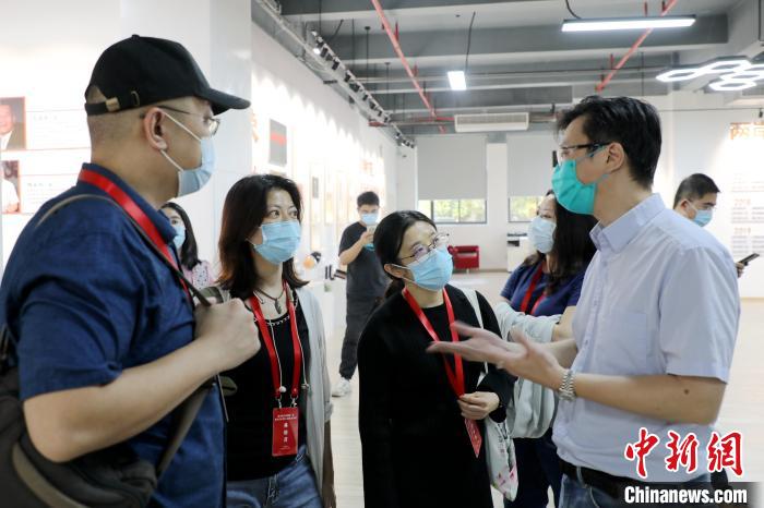 新台青走基层(福建)研习营一行走进漳州台商投资区参访，与在漳创业台青交流。