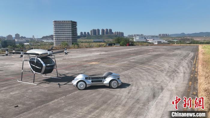 图为全天下首款载人级两座智能分体式飞翔汽车工程样车。分体　北京理工大学重庆立异中间供图